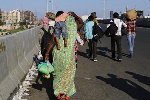 Migrants trudging on a flyover in Delhi during lockdown. Photo: Vikas Choudhary / CSE