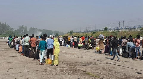 उत्तर प्रदेश के बृजघाट पर रोके गए प्रवासी। फोटो: विवेक मिश्रा