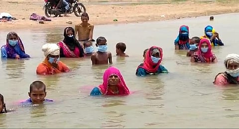 अवैध खनन के विरोध में जल सत्‍याग्रह करते किसान। फोटो: रणविजय सिंह
