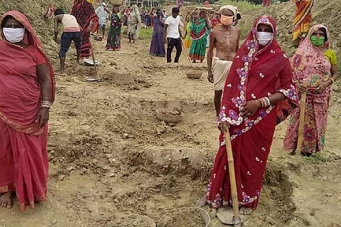 बिहार सरकार ने दावा किया था कि मनरेगा काम उपलब्ध कराकर प्रवासियों को रोका जाएगा। फोटो: पुष्य मित्र