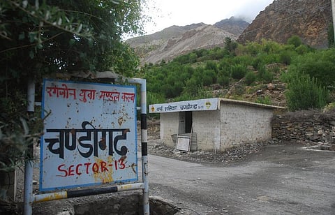 चीन बाॅर्डर से कुछ किलोमीटर की दूरी पर बसा हिमाचल के लाहौल-स्पीति जिले का चंडीगढ़ गांव। फोटो: रोहित पराशर