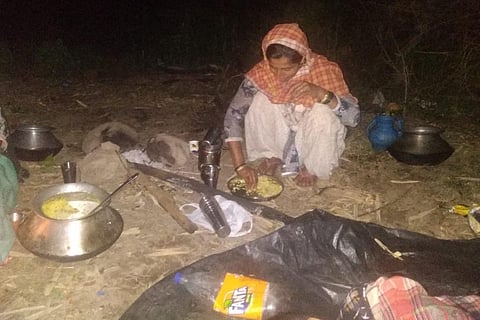 खुले आसमान के नीचे खाना बनाती वन गुर्जर परिवार की महिला। फोटो: रौबिन सिंह चौहान
