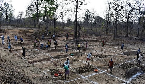जशपुरनगर में मनरेगा कार्य स्थल पर प्रशासन ने चूने से घेरा बनाया हुआ है ताकि मजदूर सोशल डिस्टेंसिंग का पालन करते हुए दूर रहकर काम कर सके। फोटो मनीष चंद्र मिश्र