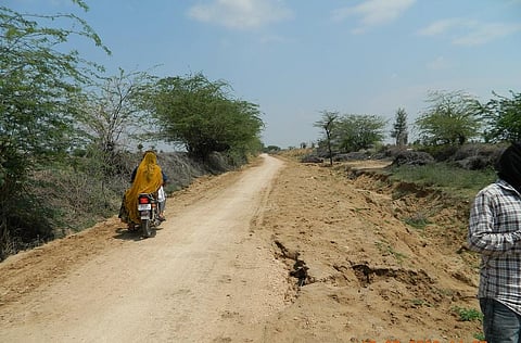 राजस्थान के एक गांव में बनी ग्रेवल रोड। फोटो: अनिल अश्विनी शर्मा
