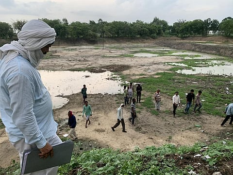 उत्तर प्रदेश के जालौन जिले के गांव धमना में मनरेगा के काम से लौटे लोग। 