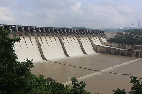 सरदार सरोवर बांध में पानी भरने के कारण गुजरात के भरूच जिले के कई गांवों में बाढ़ का पानी भर गया। photo: wikimedia commons
