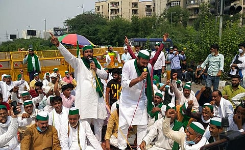 कृषि विधेयकों के खिलाफ यूपी-नोएडा गेट पर धरनारत किसान। फोटो साभार: भाकियू