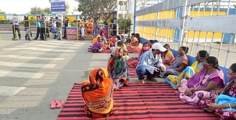 The protesting residents of Katikela at the gates of the smelter plant of Vedanta in Odisha's Jharsuguda district. Photo: Amjad Badshah