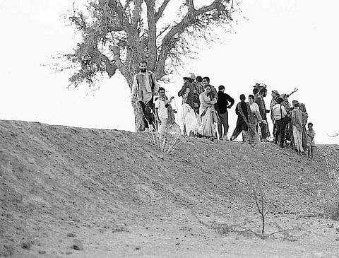 जमीनी ढलान से भागते पानी को रोकने वाली खड़ीनों को धोरा भी कहा जाता है। अक्सर पहाड़ी ढलानों के नीचे 100 से 300 मीटर लंबाई वाले ये बांध पानी रोककर नमी बनाते हैं। इसके फाटक या किनारों से अतिरिक्त पानी बह जाने दिया जाता है (फोटो: अनिल अग्रवाल / सीएसई )