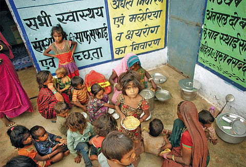 अधिकांश राज्यों में  अप्रैल, 2020 के बाद से आंगनवाड़ी कार्यक्रम की गतिविधियां बंद हैं (फोटो: श्रीकांत चौधरी)