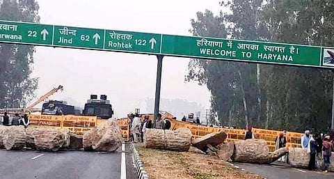संविधान दिवस पर किसानों पर सख्ती, आंसू गैस के गोले छोड़े