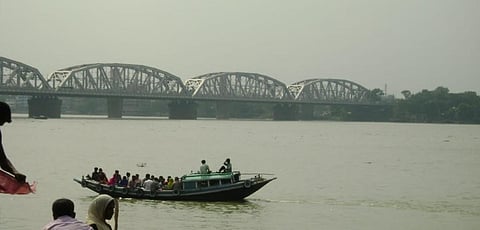 A smoggy day on the Hooghly in Kolkata. Photo: Swagata Dey / CSE