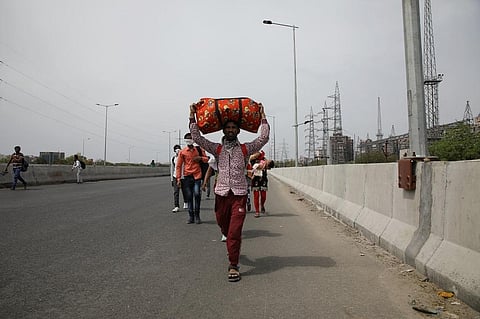 एक सर्वे में कहा गया है कि लॉकडाउन के दौरान किराए पर रह रहे प्रवासी मजदूरों को खासी परेशानी का सामना करना पड़ा। फोटो: विकास चौधरी