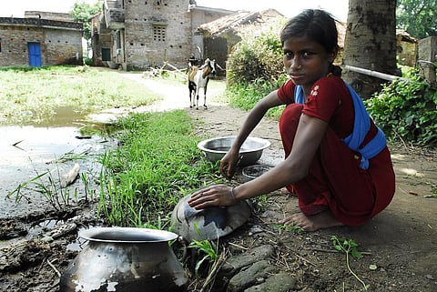 घर में रहने वाली महिला या बाहर से भी सीधा वही आमदनी लेकर नहीं आती तब उसके कार्यों का कोई मूल्य नहीं होता। फोटो: प्रशांत रवि