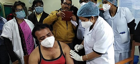 COVID-19 vaccination in Murshidabad. Photo: @dsoumika13 / Twitter
  