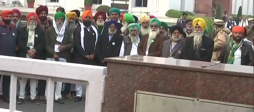 Deadlock: Centre asks farmer unions to g...