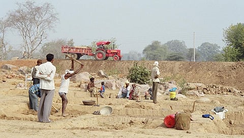 Road construction under MGNREGA. Photo: Neha Sakhuja / CSE 