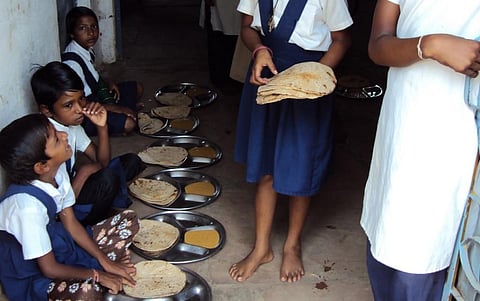 Mid Day Meal at a girls' school in Madhya Pradesh. Photo: Sarandha / CSE