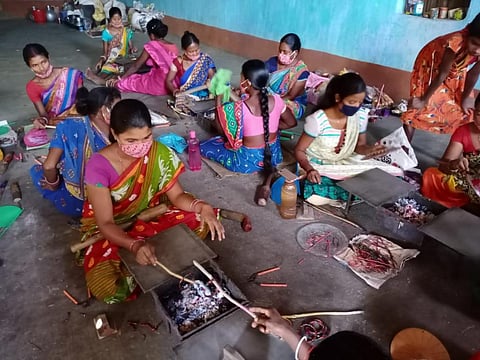 Tribal women make crafts item from lac. Their livelihoods have been affected due to the forest fire in Similipal Tiger Reserve. Photo: Ashis Senapati