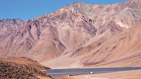 समुद्र तल से 4,300 मीटर की ऊंचाई पर स्थित हिमाचल प्रदेश के लाहौल स्पीति जिले की चंद्रातल झील सूखने लगी है, क्योंकि पहाड़ पर बर्फ नहीं गिरी (फोटो: रोहित पराशर)