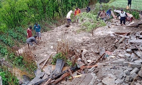 देहरादून जिले में चकराता के ब्लाॅक के बिजवाड़ छानी में भूस्खलन के बाद राहत कार्य शुरू कर दिये गये हैं। फोटो: दीक्षा