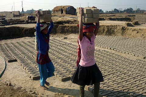 कोविड-19 के कारण आए आर्थिक संकट से दुनिया के पिछड़े देशों में बढ़ी बाल मजदूरी