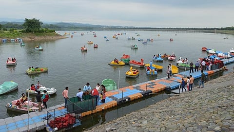 Boats in the Sukhna lake of Chandigarh, with the Siwalik Hills in the background. Photo: Biswarup Ganguly via Wikimedia