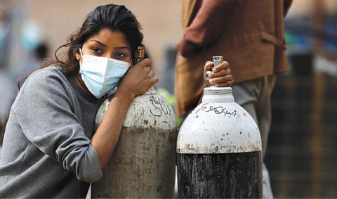 पहली लहर के दौरान 60 वर्ष से अधिक उम्र वाले और पहले से बीमार लोगों में संक्रमण अधिक था लेकिन अब 20-50 वर्ष के लोग इसकी चपेट में अधिक आ रहे हैं। आशंका है कि तीसरी लहर 20 वर्ष के नीचे के उन लोगों को अपनी जद में लेगी जिनका टीकाकरण नहीं हुआ है  (फोटो: रॉयटर्स )