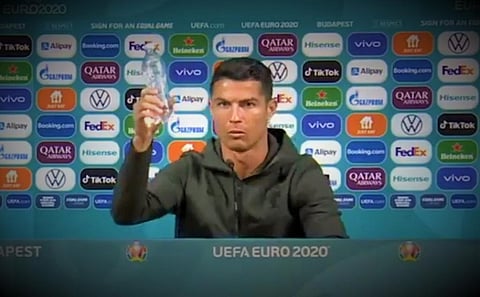 Ronaldo holds a bottle of water after removing Coca Cola bottles at a press conference in the Euro Cup. Photo: @Prajwalkumar080 / Twitter