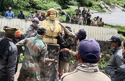चिपको आंदोलन का नेतृत्व करने वाली स्वर्गीय गौरा देवी की प्रतिमा को हटा दिया गया। फोटो: त्रिलोचन भट्ट