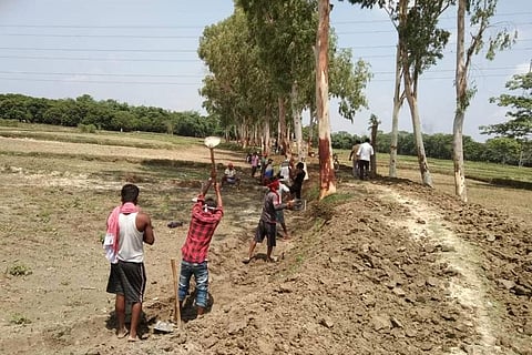 सीतामढ़ी में मनरेगा के तहत हो रहा काम; फ़ोटो: बिहार सरकार, सोशल मीडिया 