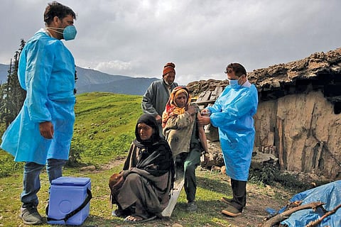 अप्रैल के महीने में ही महामारी का रुख शहरों से हटकर गांवों की ओर मुड़ गया था। यही वह महीना था जब ग्रामीण जिलों में पहली बार 3.1 मिलियन नए मामले दर्ज किए गए (फोटो: रॉयटर्स)