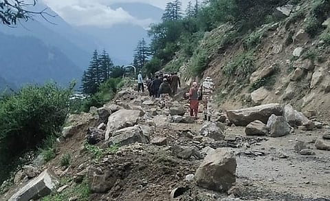 हिमाचल प्रदेश के किन्नौर जिले में 25 जुलाई को पहाड़ी दरकने के बाद सड़क पर पहाड़ी से गिरे हुए पत्थर। फोटो: रोहित पराशर