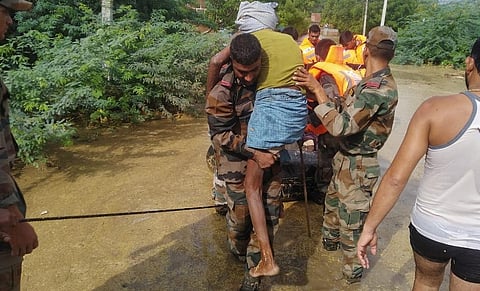 Indian Army soldiers rescue marooned villagers in Madhya Pradesh. Photo: @adgpi / Twitter