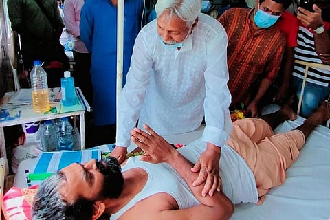 Rajendra Singh, India's Water Man, meeting Srikanta Nayak at the Kendrapara district headquarters hospital recently. Photo: Ashis Senapati