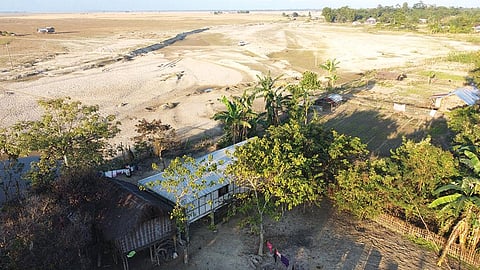 असम के मास दिहिरी गांव में लोगों को हर साल अपना घर बदलना पड़ता है क्योंकि 2012 से यहां कुमुटिया नदी  लगातार अपना मार्ग बदल रही है (फोटो: सन्नी गौतम / सीएसई)