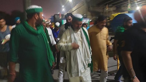 Photo : दिल्ली गाजीपुर बॉर्डर पर किसानों को संबोधित करते हुए, द्वारा : विवेक मिश्रा 
