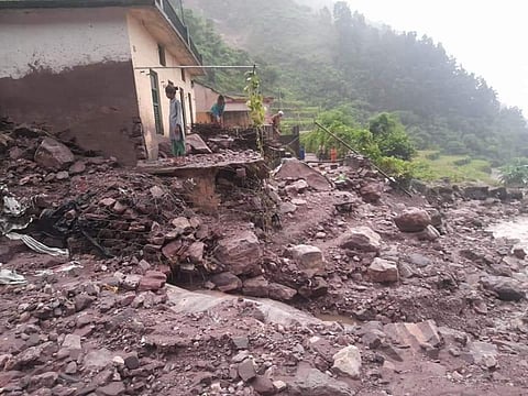 उत्तराखंड के टिहरी जिले में बादल फटने से हुई घटना में क्षतिग्रस्त मकान। फोटो: त्रिलोचन भट्ट