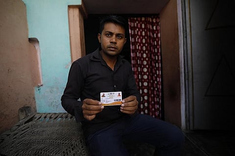 कोविड की दूसरी लहर में अपने पिता को खोने वाले मदन कुमार। मदन के पिता को आयुष्मान का लाभ नहीं मिला और उन्हें कर्ज लेकर पिता का इलाज कराना पड़ा। फोटो: विकास चौधरी