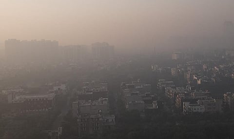Smog over Delhi on the morning of October 28, 2021. Photo: @shivamudgil / Twitter
