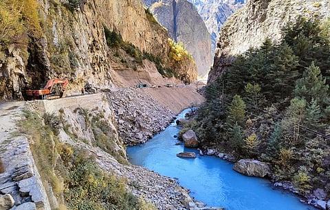 उत्तराखंड के उच्च हिमालयी क्षेत्र में इस तरह अनियोजित तरीके से पहाड़ काटा जा रहा है और मलबा सीधे नदी में गिराया जा रहा है। फोटो साभार: धनसिंह घरिया