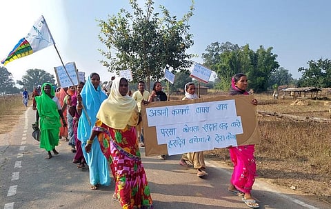 हसदेव की आदिवासी महिलाएं परसा कोल माइन अडानी कंपनी को दिए जाने का विरोध कर रही हैं। फोटो: टि्वटर @SHasdeo