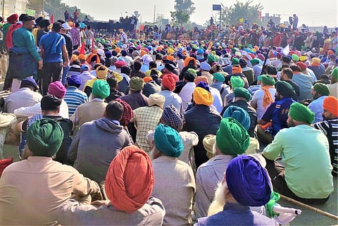 सरकार से आए प्रस्ताव पर सहमति जताते हुए किसानों ने 11 दिसंबर से मोर्चे हटाने की बात कही है। फोटो: शगुन कपिल/डाउन टू अर्थ 