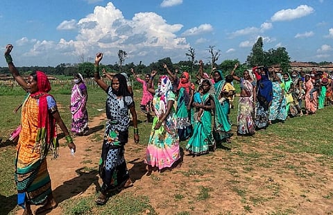 हसदेव अरण्य में भूमि अधिग्रहण पर छत्तीसगढ़ उच्च न्यायालय ने स्थगनादेश जारी किया है। फोटो: twitter @geofflaw144