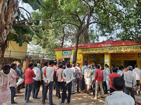 अक्टूबर 2021 में उर्वरकों की कमी से जूझा था बुंदेलखंड का महोबा जिला। फोटो: भागीरथ/ सीएसई
