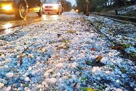 उत्तर प्रदेश और उत्तराखंड में कड़ाके की ठण्ड, पूर्वोत्तर में बारिश के साथ ओलावृष्टि के आसार