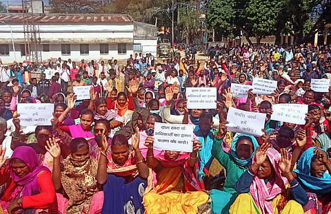खूंटी के तोरपा ब्लॉक में स्वामित्व योजना के खिलाफ प्रदर्शन करते आदिवासी। फोटोः मो. असगर खान