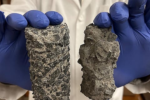 फोटो :वाशिंगटन स्टेट यूनिवर्सिटी (डब्ल्यूएसयू), नैनोमेटेरियल्स से बनाया गया कंक्रीट सीलर (बाएं) अनुपचारित कंक्रीट (दाएं)