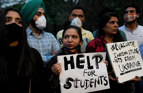 मेडिकल की पढ़ाई के लिए यूक्रेन गए छात्रों के बाद भारत में यह बहस जोर पकड़ रही है कि आखिर भारतीय छात्र क्यों विदेश जाते हैं। फोटो : twitter@ajplus