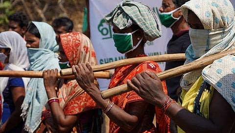 महिला कृषि श्रमिकों की मज़दूरी और न्यूनतम आय का मसला  कभी भी कृषि सुधारों की मुख्यधारा का प्रासंगिक पक्ष नहीं बन पाया। फोटो: वरुण राजा
